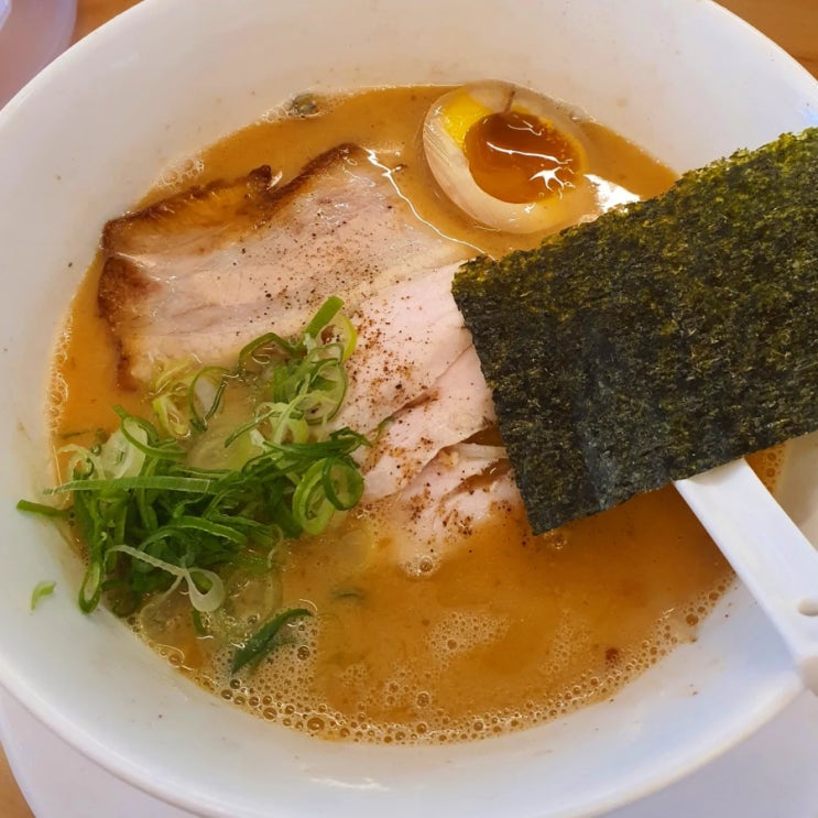 수비드 닭가슴살이 아주 인상적인 일본 라멘집 '신촌 렌게'
