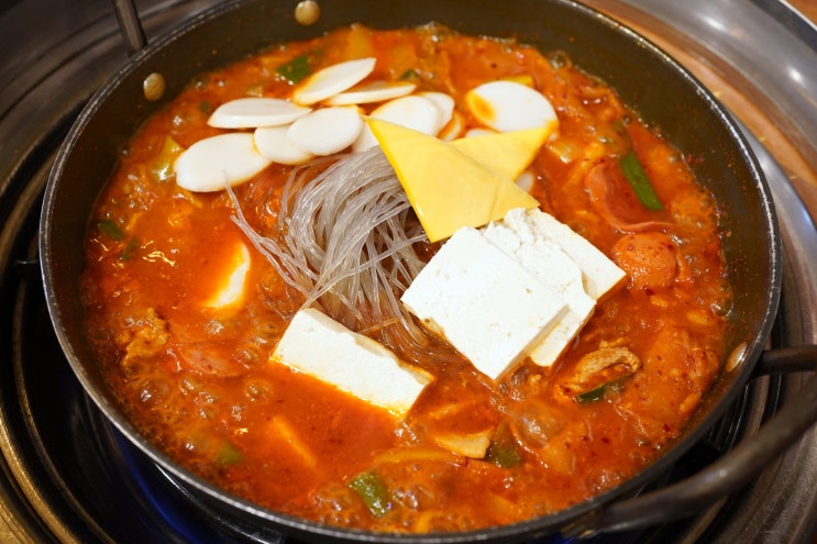  배부장찌개 궐동점 부대 짜글이에 시원한 장수막걸리 한잔