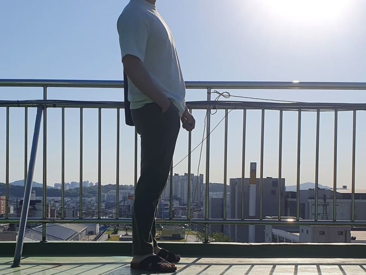 남자 옷 코디 : 흰색 티셔츠 카키색 린넨 바지 에코백 남자 옷 코디 : 흰색 티셔츠 카키색 린넨 바지 에코백