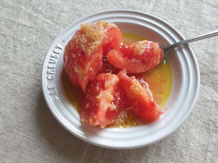  토마토 올리브오일, 그리고 생강 잼으로 일본식 냉 토마토 샐러드 만들기