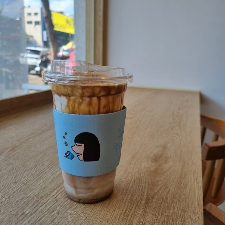 모리커피 모리비엔나라떼, 커피인류 본점 아인슈패너. 좋아하는 것으로 이어가는 취미 혹은 취향. 모리커피 모리비엔나라떼, 커피인류 본점 아인슈패너. 좋아하는 것으로 이어가는 취미 혹은 취향.