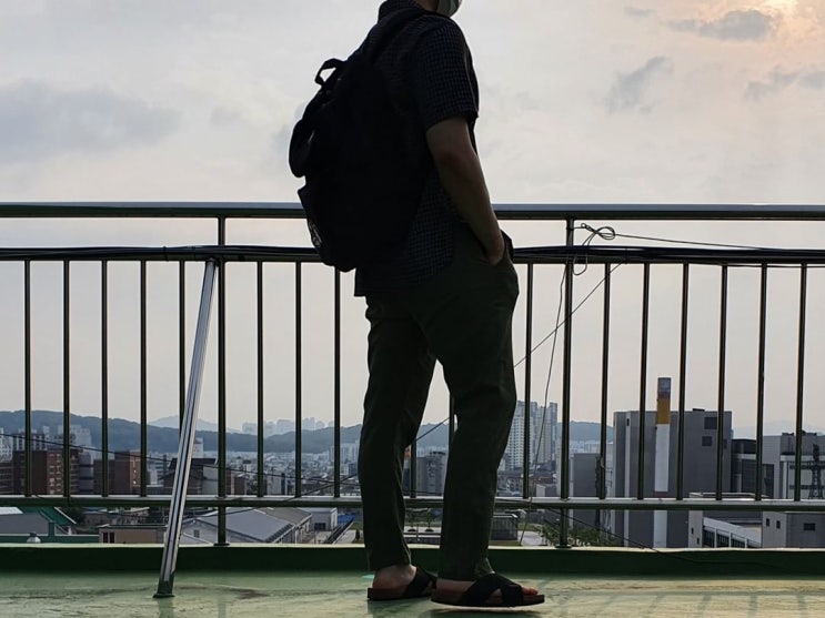 남자 옷 코디 : 체크 반팔 셔츠 카키색 바지 블랙 백팩 남자 옷 코디 : 체크 반팔 셔츠 카키색 바지 블랙 백팩