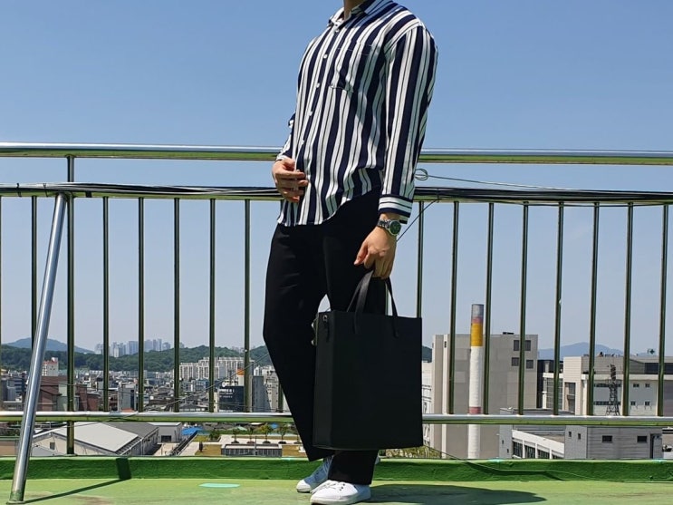 남자 옷 코디 : 여름 셔츠 검은색 와이드 팬츠 남자 옷 코디 : 여름 셔츠 검은색 와이드 팬츠