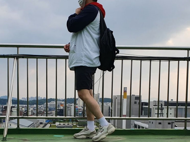 남자 옷 코디 : 후드 집업 검은색 반바지 어글리 슈즈 남자 옷 코디 : 후드 집업 검은색 반바지 어글리 슈즈