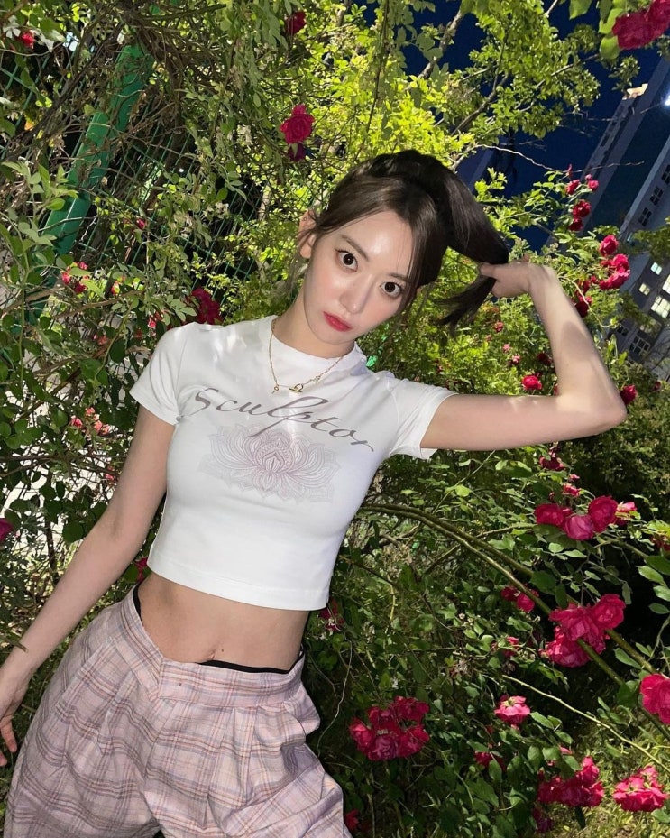 르세라핌 사쿠라, 운동으로 만든 탄탄한 복근과 군살없는 개미허리로 은근한 글래머 몸매 르세라핌 사쿠라, 운동으로 만든 탄탄한 복근과 군살없는 개미허리로 은근한 글래머 몸매