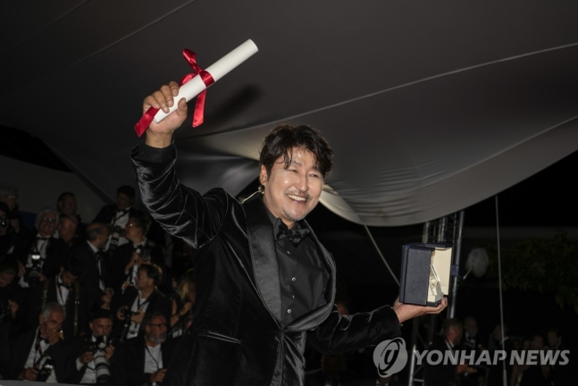 송강호 칸영화제 한국 첫 남우주연상·박찬욱 감독상…한국잔치(종합) 송강호 칸영화제 한국 첫 남우주연상·박찬욱 감독상…한국잔치(종합)