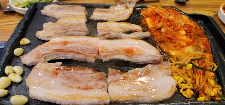 김치를 구워 먹을 수 있는 안산 동네 가성비식당 고잔동과 와동 경계에  있는 [황금돼지] 삼겹살 고깃집 후기
