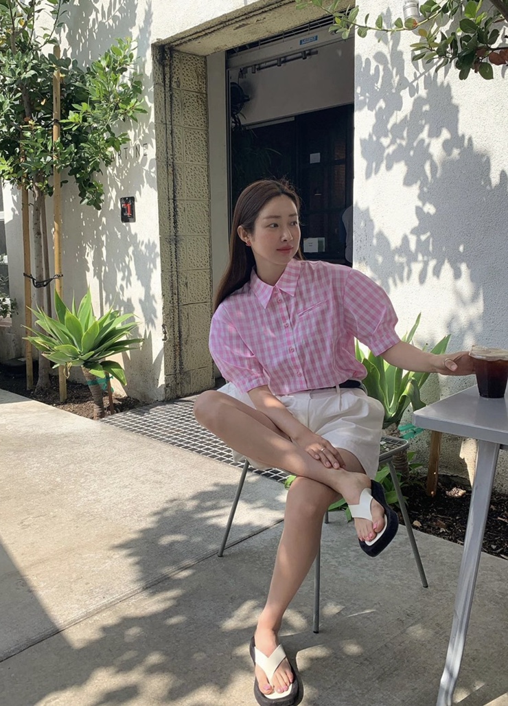  차정원패션 앤유 핑크 퍼프 셔츠, 샤넬백, 더로우 명품슬리퍼