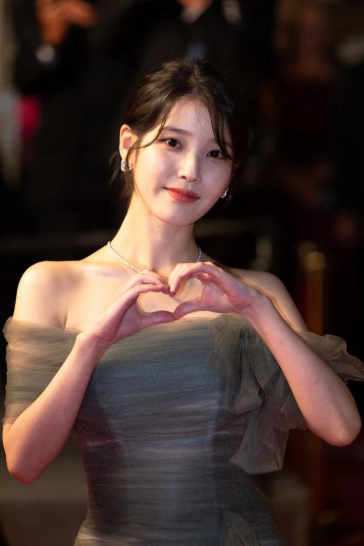 칸 영화제 참석한 아이유, 프랑스 명품 1억짜리 목걸이 귀걸이 착용 "네티즌들 반응 터졌다" 칸 영화제 참석한 아이유, 프랑스 명품 1억짜리 목걸이 귀걸이 착용 "네티즌들 반응 터졌다"