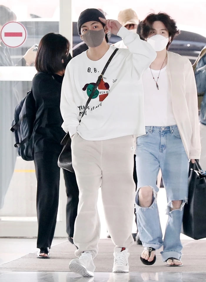 BTS 뷔, 제니와 열애설 후 첫 공식 석상에...제니랑 똑같은 샤넬 귀걸이 착용 '눈길' BTS 뷔, 제니와 열애설 후 첫 공식 석상에...제니랑 똑같은 샤넬 귀걸이 착용 '눈길'