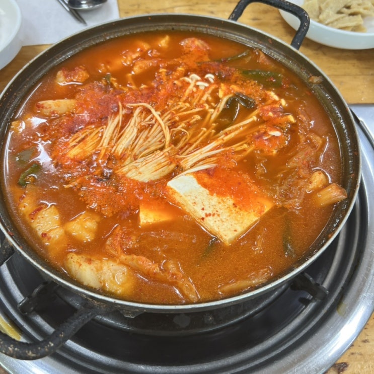 [인천/중구] n년간 찐 맛집 후기 | 김치찌개 존맛 '화신생고기' | 반찬가짓수 미쳤음