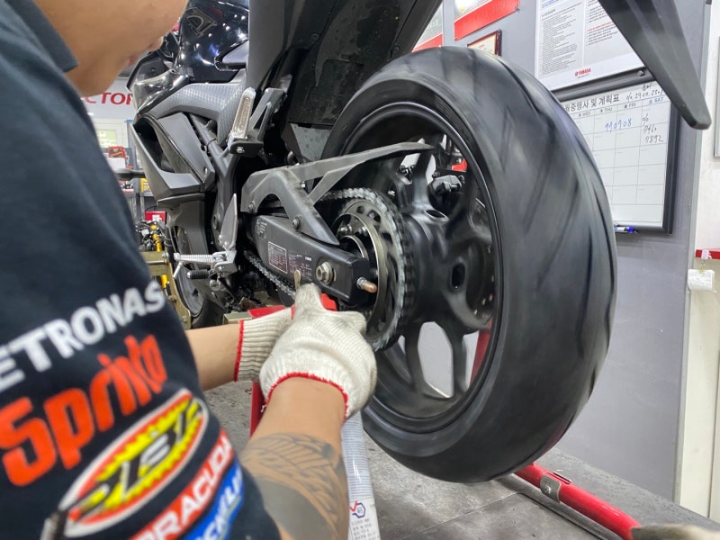 야마하 YZF-R3 엔진오일 [야마루브 스포츠] 리어타이어 [피렐리 디아블로 로쏘3 150-60-17] 교환