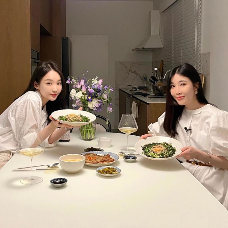 과거 사진 보며 추억에 잠긴 강민경·이해리, 홍콩 클럽 가려고 가슴과 등 노출했다가 봉변 과거 사진 보며 추억에 잠긴 강민경·이해리, 홍콩 클럽 가려고 가슴과 등 노출했다가 봉변