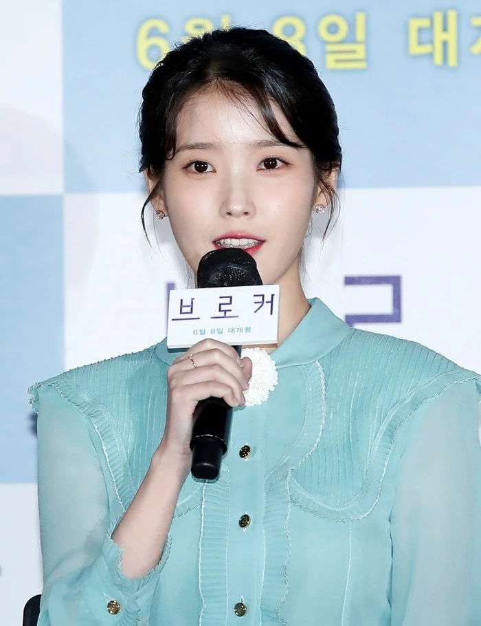 '브로커' 시사회 참석한 아이유가 밝힌 영화 뒷이야기, 연기 경력 11년 만에 처음 해봤다는 '이것' '브로커' 시사회 참석한 아이유가 밝힌 영화 뒷이야기, 연기 경력 11년 만에 처음 해봤다는 '이것'
