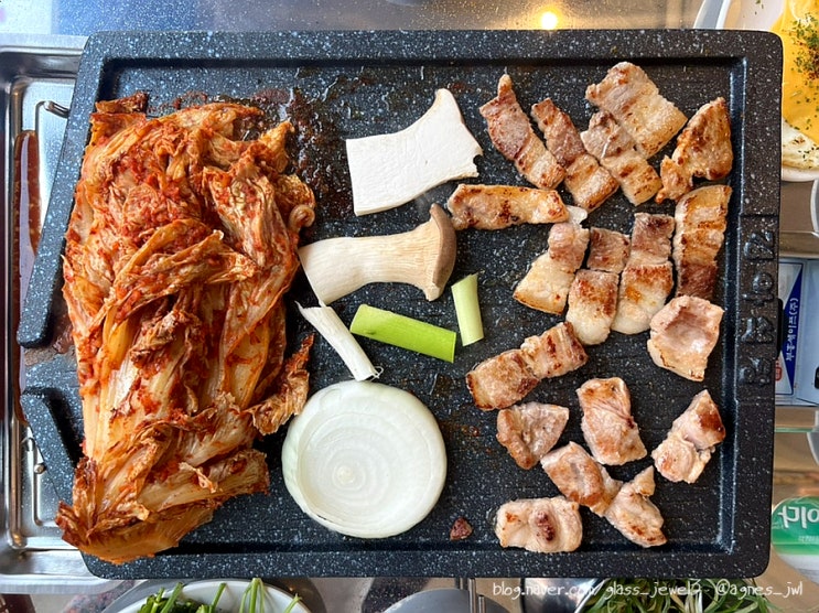  삼송역맛집 경아식당 삼송점 :: 방송에서도 소개된 육즙 풍부한 묵은지삼겹살 맛집 추천해요!