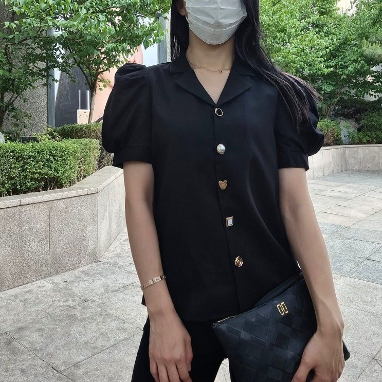 퍼프소매블라우스 베이시코 블랙 색상의 매력적인 스타일 퍼프소매블라우스 베이시코 블랙 색상의 매력적인 스타일
