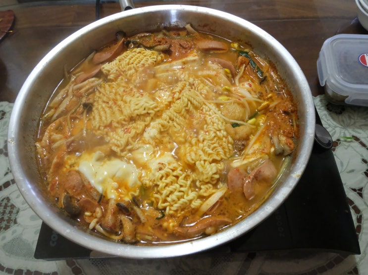 9900원에 3인분이 나오는 가성비 최강 부대찌개 화곡동 밀키트 '올바른 부대찌개' 9900원에 3인분이 나오는 가성비 최강 부대찌개 화곡동 밀키트 '올바른 부대찌개'