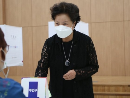 <b>권양숙 여사</b>, <b>투표</b> 소감 묻자 미소만…尹·文·朴은 사전투표