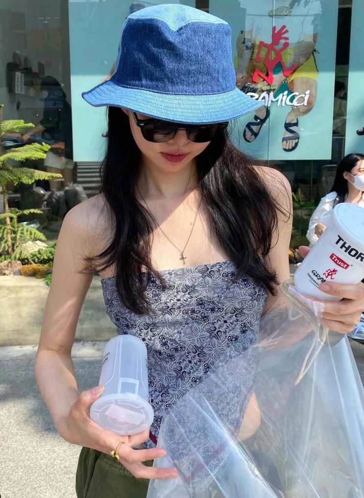 주말 일상 공개한 황승언, 상의에 스카프 한 장 두르고 나들이 패션 "네티즌 눈길" 주말 일상 공개한 황승언, 상의에 스카프 한 장 두르고 나들이 패션 "네티즌 눈길"