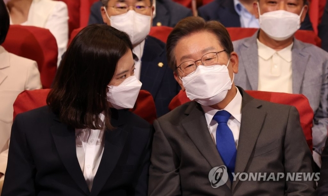 野, 선거패배 후폭풍에 시계제로…친문 vs 친명 헤게모니전 시동 野, 선거패배 후폭풍에 시계제로…친문 vs 친명 헤게모니전 시동