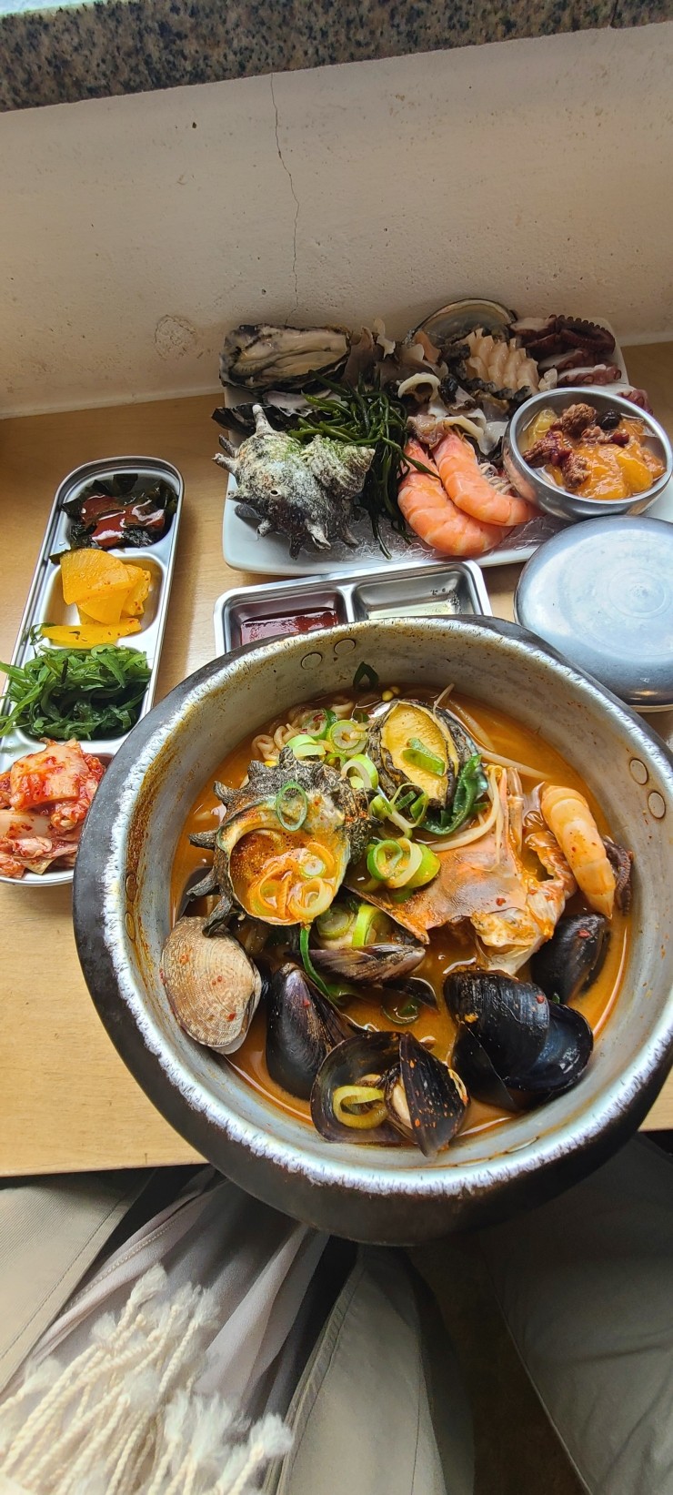  제주도에서 해녀가 직접 따온 신선한 해산물 맛 볼 수 있는 곳 맛집인 [협재해녀의 집] 입니다.