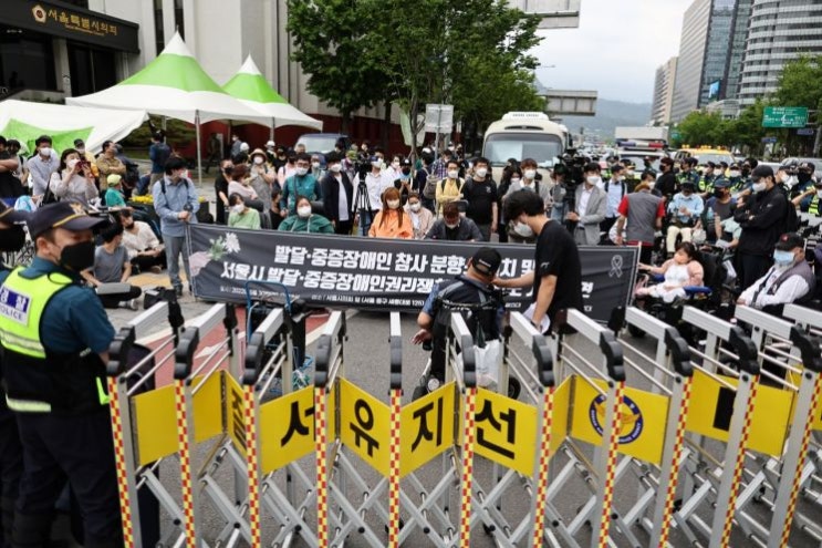 벼랑 끝 내몰리는 발달장애 가정…반복되는 비극의 고리 끊을 수 있을까? 벼랑 끝 내몰리는 발달장애 가정…반복되는 비극의 고리 끊을 수 있을까?