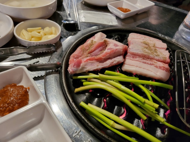  미나리삼겹살 ; 신림역 고기 맛집 한번 가면 단골되는 미나리에 뼈삼겹 조합