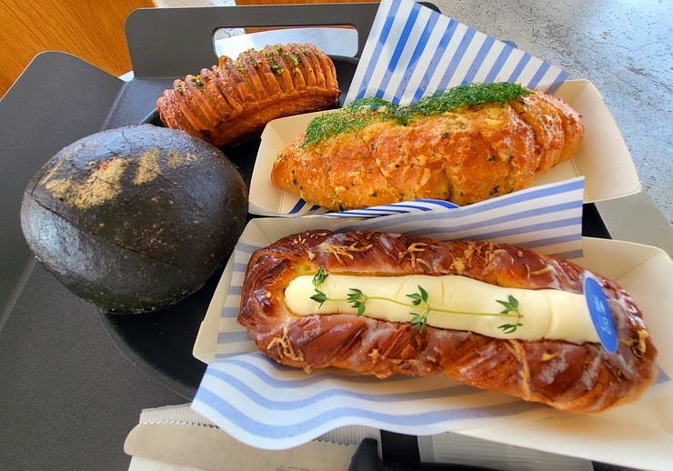  칠암사계(부산 기장)- 바다뷰 카페 + 소금빵맛집 + 이흥용제과 베이커리 다녀왔어요.