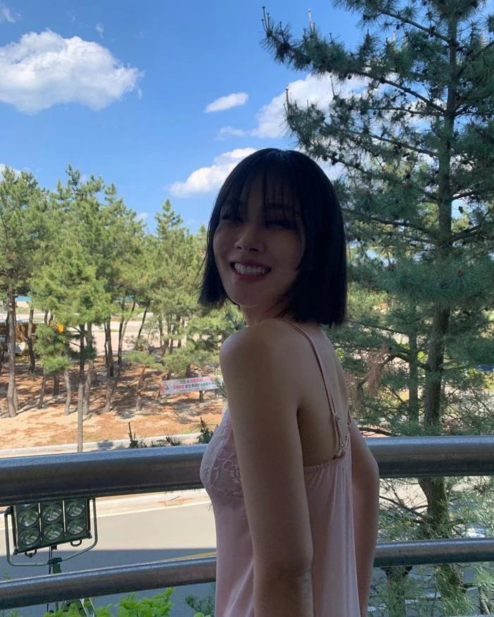 가수 겸 배우 비비, 은은한 미소 지으며 단발 헤어 스타일 뽐내 "내가 얼마나 귀여운지 보라고" 가수 겸 배우 비비, 은은한 미소 지으며 단발 헤어 스타일 뽐내 "내가 얼마나 귀여운지 보라고"