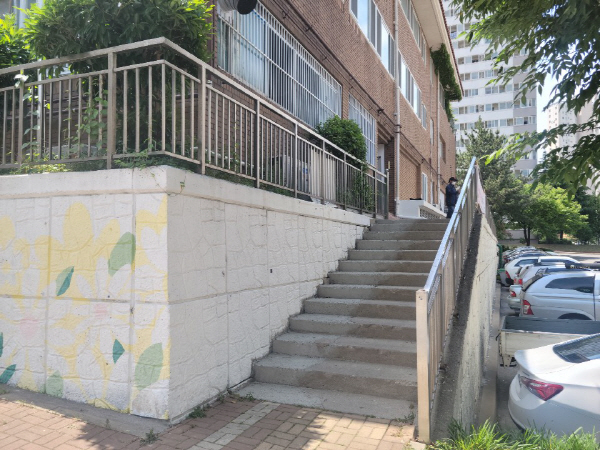 휠체어 못 가는 화장실, 후문 계단… 장애인 투표 가시밭길 휠체어 못 가는 화장실, 후문 계단… 장애인 투표 가시밭길