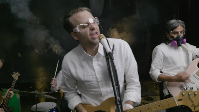 Death Cab for Cutie, 'Roman Candles' 주변에서 불꽃놀이가 터지는 비디오 영상