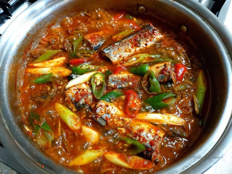 꽁치통조림 미나리 조림 만드는 법 : 고구마 줄기 묵은지로 대체 가능 10분 요리
