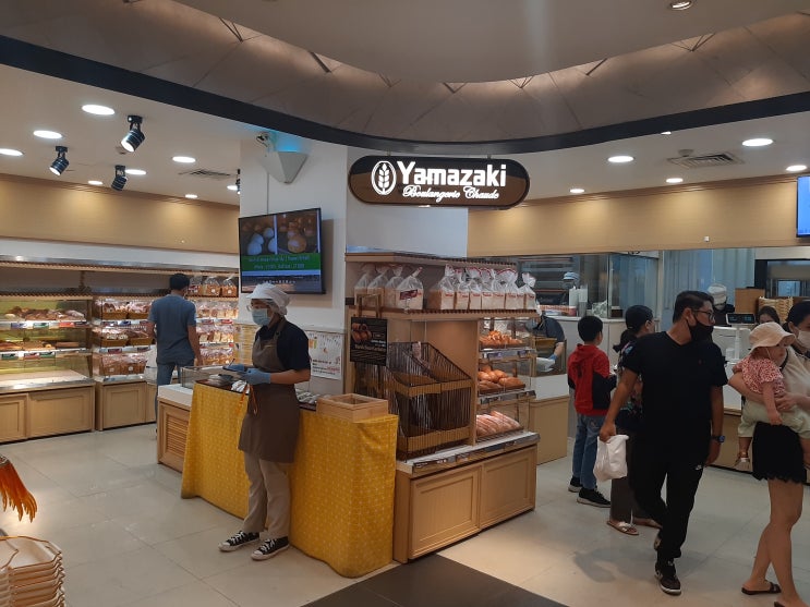  [호치민/1군] 대중적 맛의 일본식 빵집 "야마자키(yamazaki)" - 타카시마야 백화점 지하 익숙한 맛의 빵집