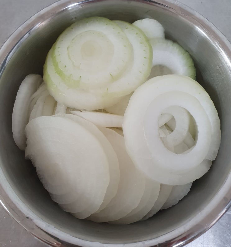  만능 장아찌 : 양파, 마늘쫑, 오이, 명이 and 완두콩 갈무리