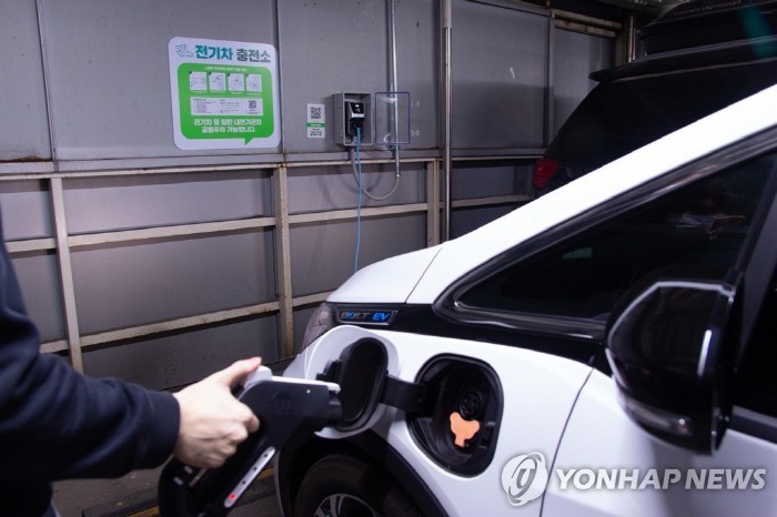 "차보험 있는데, 200만원 더 내라구요?"…전기차 수리비 폭탄 피하려면 "차보험 있는데, 200만원 더 내라구요?"…전기차 수리비 폭탄 피하려면