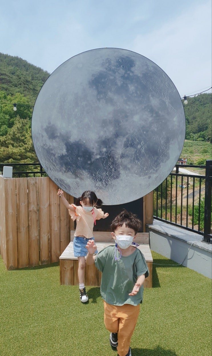  호수 같은 마산 진전 바다 앞 루프탑 오션뷰 카페[달커피]