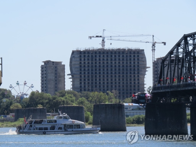 북중접경 신의주 '집단감염' 사례 확인…누적 발열 400만명 육박 북중접경 신의주 '집단감염' 사례 확인…누적 발열 400만명 육박