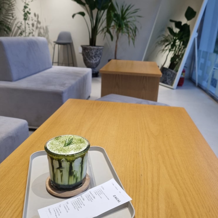  마산 드라이브 자갈커피 ZAGAL COFFEE 야외에서 말차(녹차)라떼 마시기.