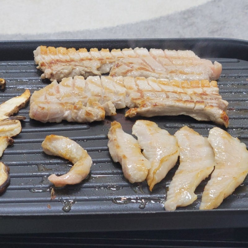저녁메뉴 집에서 고기굽기 삼겹살칼로리 돼지고기 목살 항정살 안심 앞다리살 뒷다리살 칼....