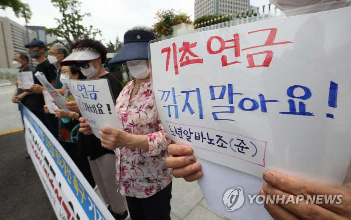 "15년간 생활비 아껴 낸 국민연금 55만원인데, 공짜 기초연금은 64만원" "15년간 생활비 아껴 낸 국민연금 55만원인데, 공짜 기초연금은 64만원"