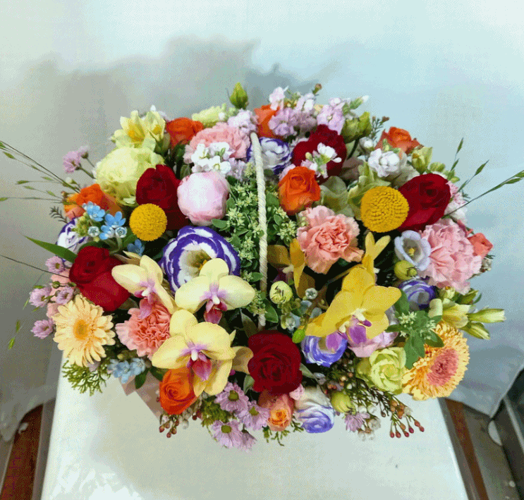  선배 교수님의 정년 퇴임을 축하드리는 교수님들이 전하는 꽃바구니