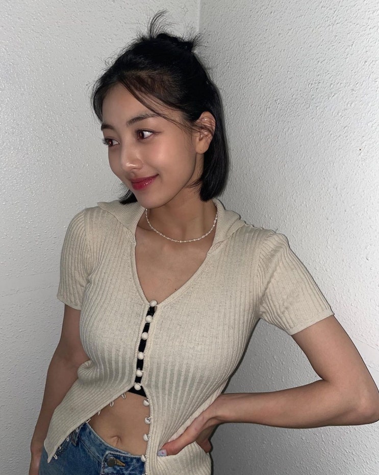 트와이스 지효, 아이보리 가디건 사이로 드러난 볼륨감 넘치는 몸매로 팬들의 시선 고정 트와이스 지효, 아이보리 가디건 사이로 드러난 볼륨감 넘치는 몸매로 팬들의 시선 고정