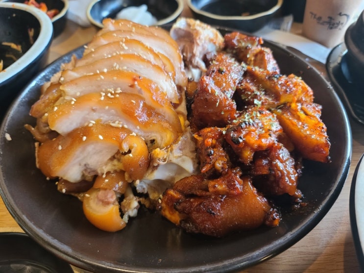  야식 쫀득 야들한 족발보쌈 땡길때! 더맛있는족발보쌈 명일점~  서비스와 추가할인 받기