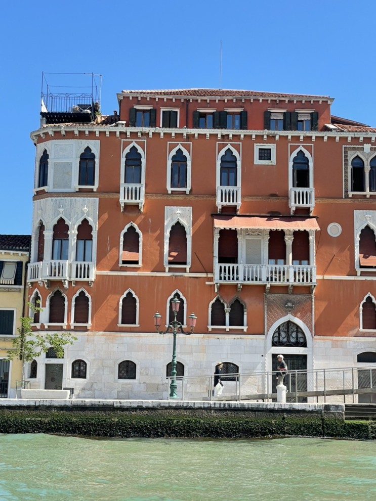 이탈리아 수상도시 베니스의 건물과 가지각색의 문 디자인 :: 한디자인그룹