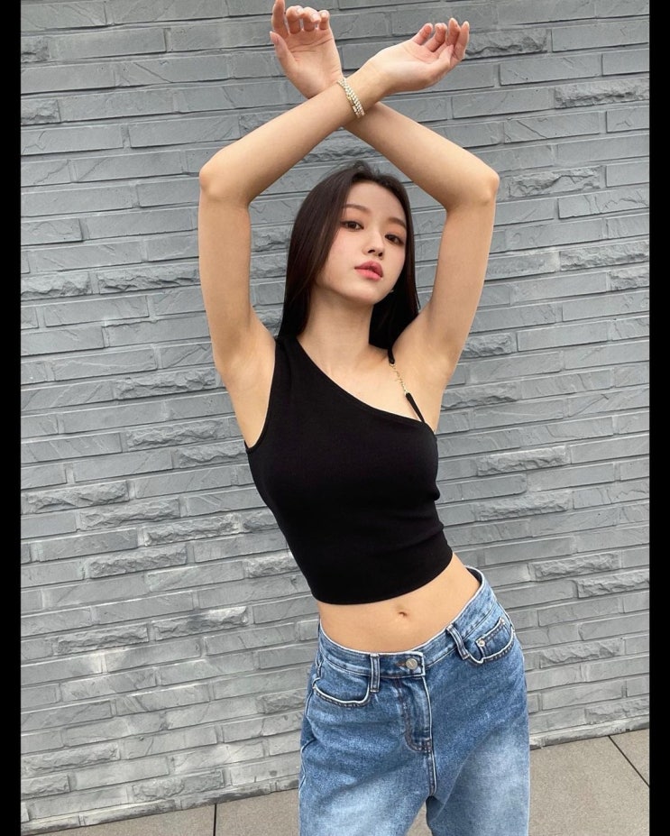 오마이걸 유아, 청바지에 민소매 상의 입고 개미허리와 매끈한 직각 어깨 뽐내 오마이걸 유아, 청바지에 민소매 상의 입고 개미허리와 매끈한 직각 어깨 뽐내