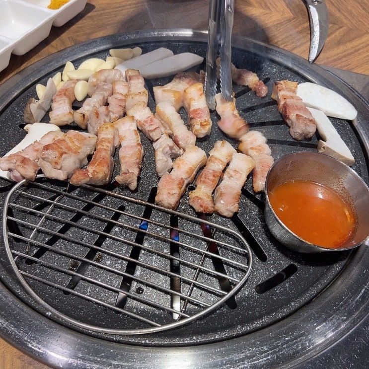  작은 놀이방이 있고 배달도 가능한 단체 회식장소로 좋은 숙성삼겹살 맛집[돈짝 삼계점]
