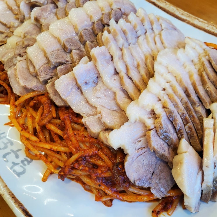  해물찜위에 수육이라니! 밀양달구돼지국밥 수육찜