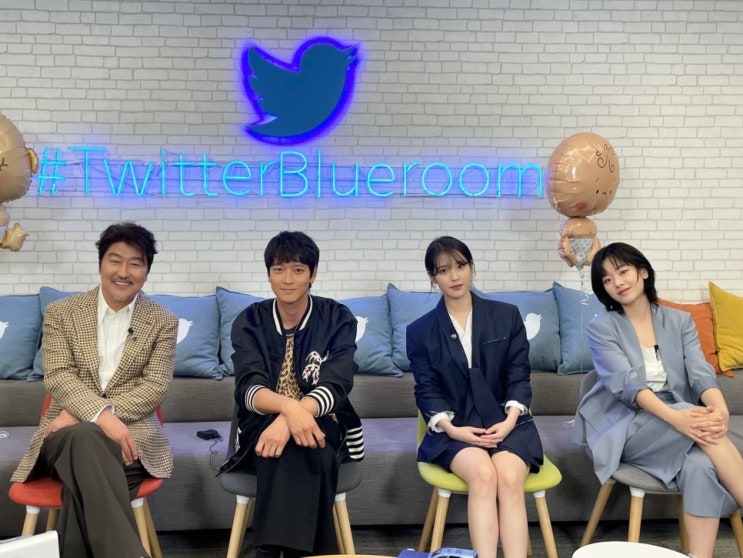 배우 아이유, '브로커' 트위터블루룸 라이브...밝은표정 지으며 친숙함을 더하는 팬 사랑에 빛난다 배우 아이유, '브로커' 트위터블루룸 라이브...밝은표정 지으며 친숙함을 더하는 팬 사랑에 빛난다