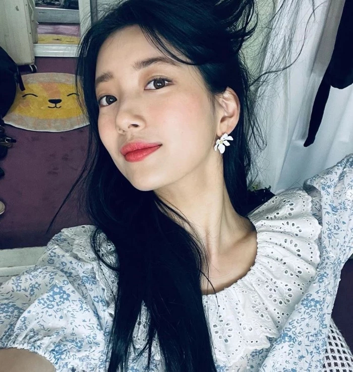 구팡플레이 시리즈 '안나' 출연 배우 수지, 교복 입고 등장하자 "역시 다르다" 감탄 터트렸다 구팡플레이 시리즈 '안나' 출연 배우 수지, 교복 입고 등장하자 "역시 다르다" 감탄 터트렸다