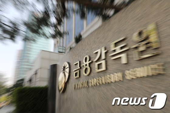 금감원 소집에 팔 걷은 보험업계…백내장 민원 해결 실효성은 금감원 소집에 팔 걷은 보험업계…백내장 민원 해결 실효성은